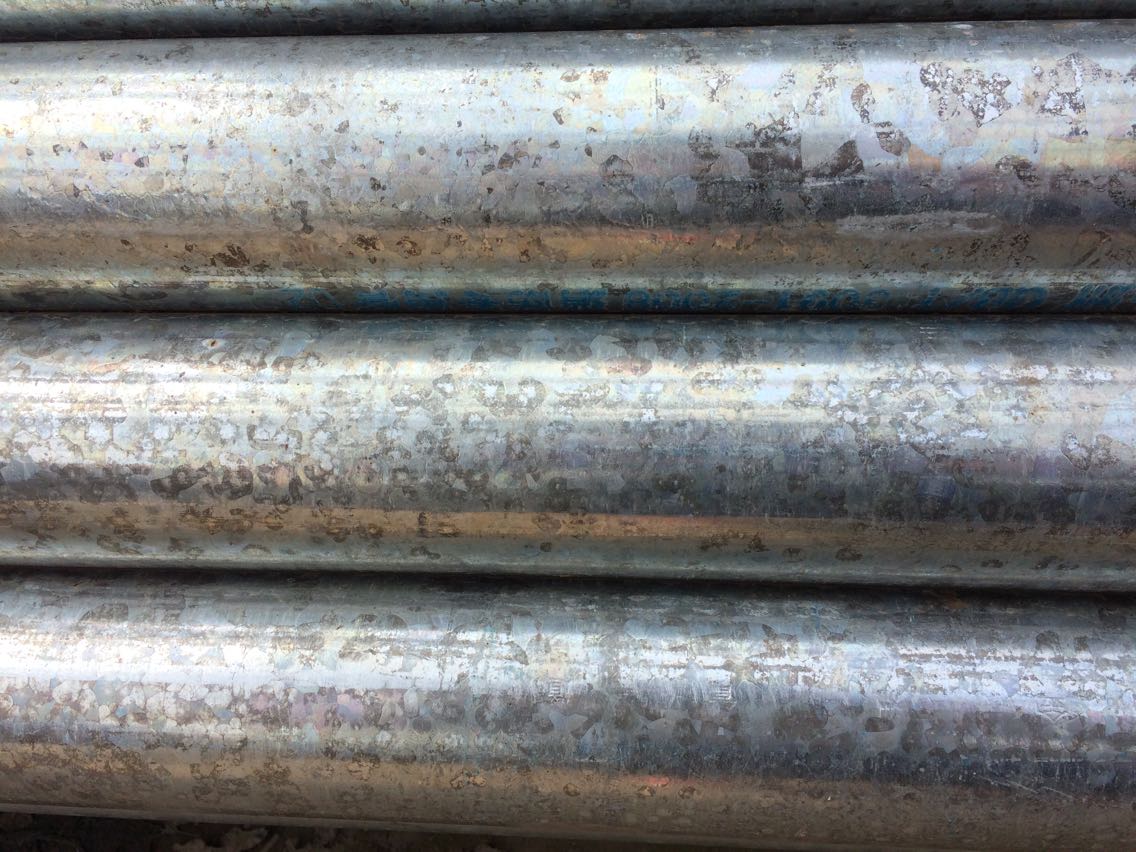 热镀锌钢管在夏天露天存放时表面变黑,怎么回事?