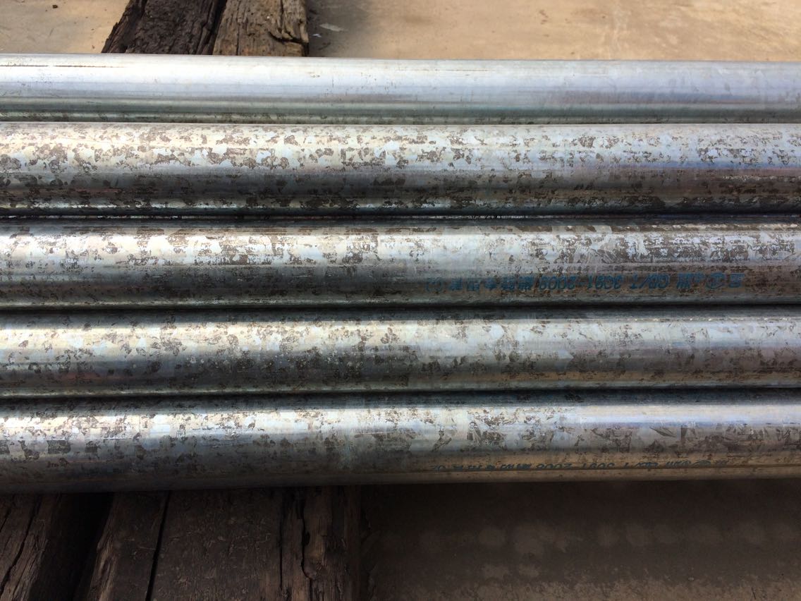 热镀锌钢管在夏天露天存放时表面变黑,怎么回事?